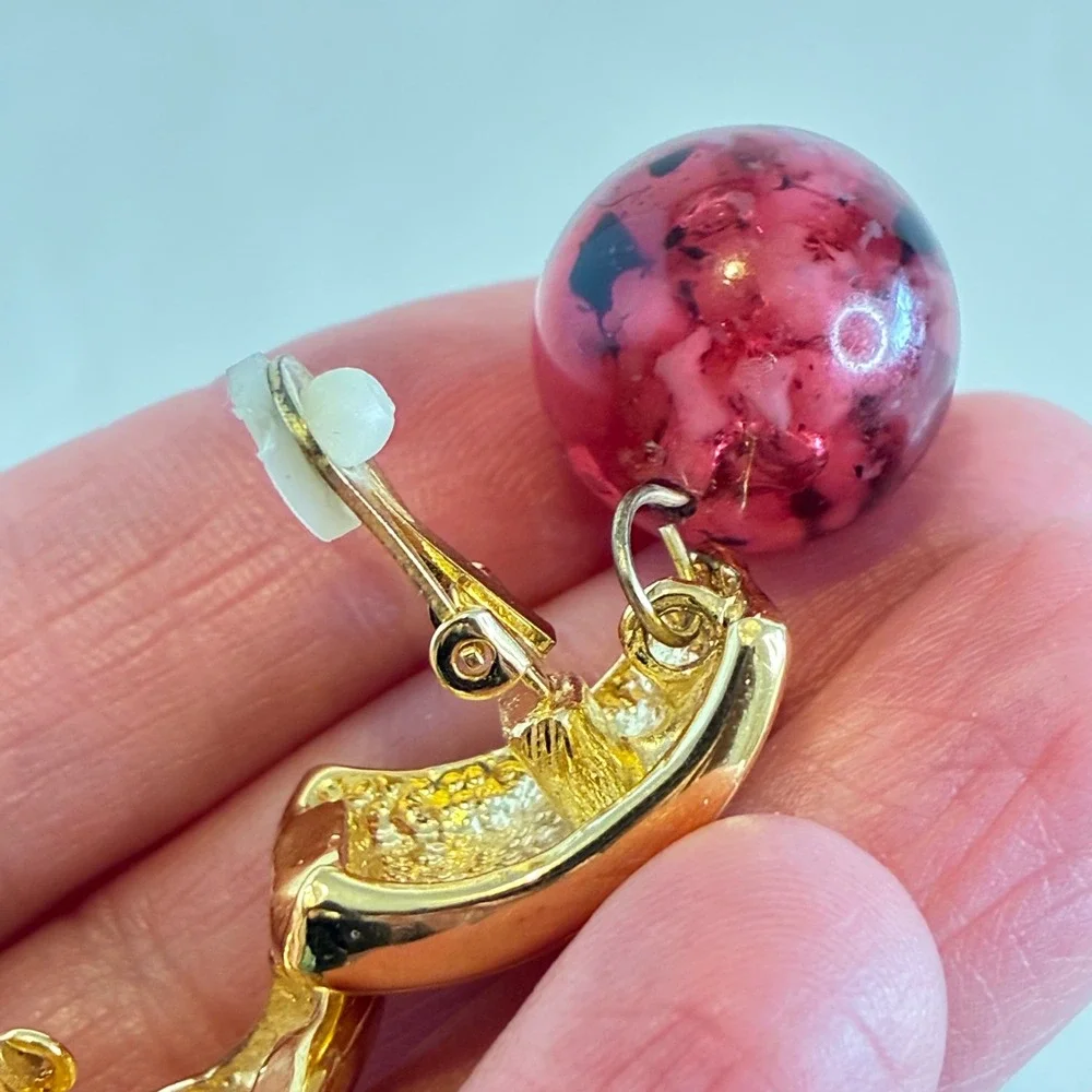 Vintage Gold Tone Clip‎ On Earrings Marble Red Confetti Lucite Bead Geometric